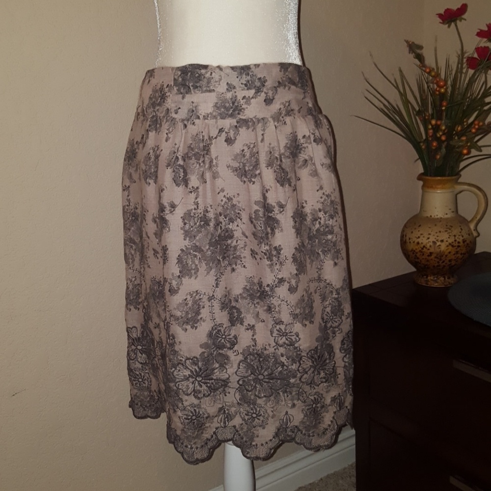 Linen like skirt with scallop hem